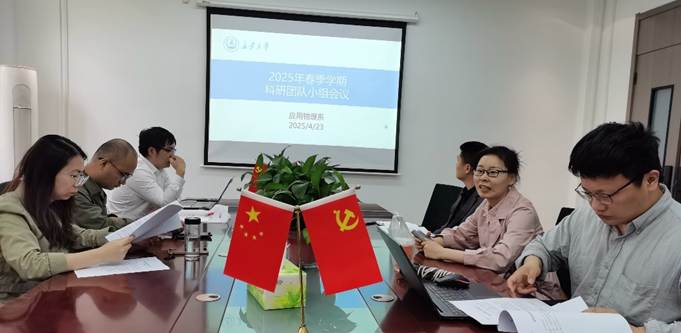 一群人坐在桌子前 AI 生成的内容可能不正确。